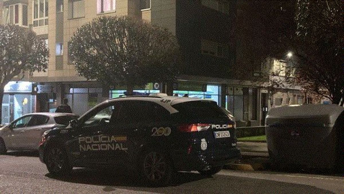 El joven que apuñaló a un agente en Gijón iba en zapatillas y pidió agua en el bar donde le arrestaron