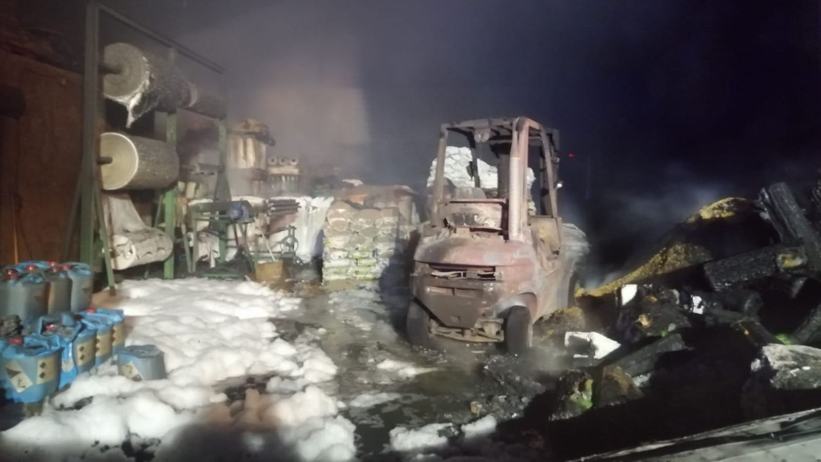 Las llamas afectaron a la totalidad de la mercancía que se guardaba en el interior de la nave