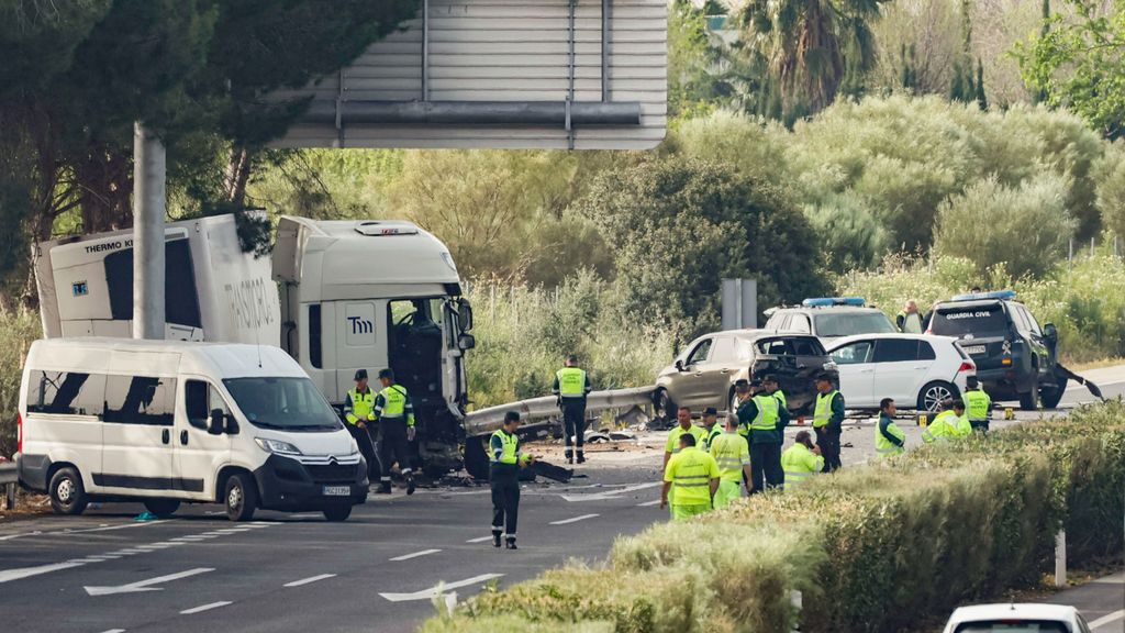 Un camión se salta un control de la Guardia Civil en la AP-4 Sevilla y deja seis muertos, entre ellos dos agentes