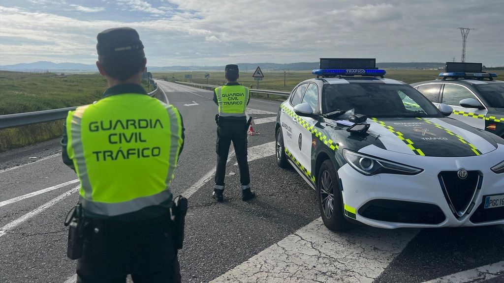 Un camión se salta un control de la Guardia Civil y fallecen seis personas