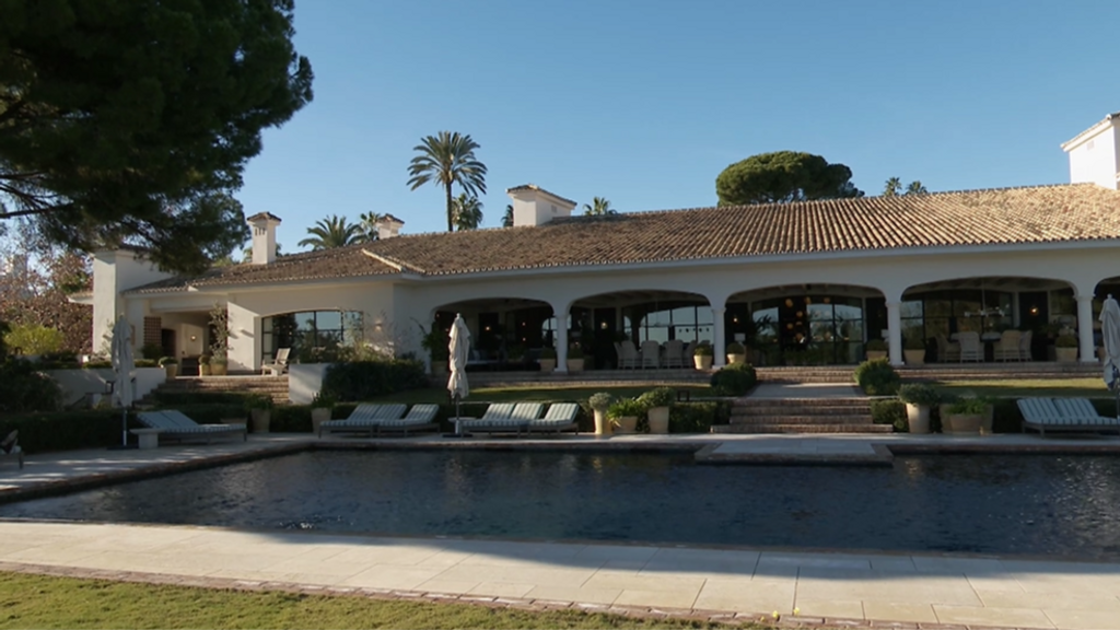 16 dormitorios, piscina olímpica, bolera y un bar de película: ‘Callejeros’ visita una propiedad de 8.800 m² en Las Lomas de Marbella