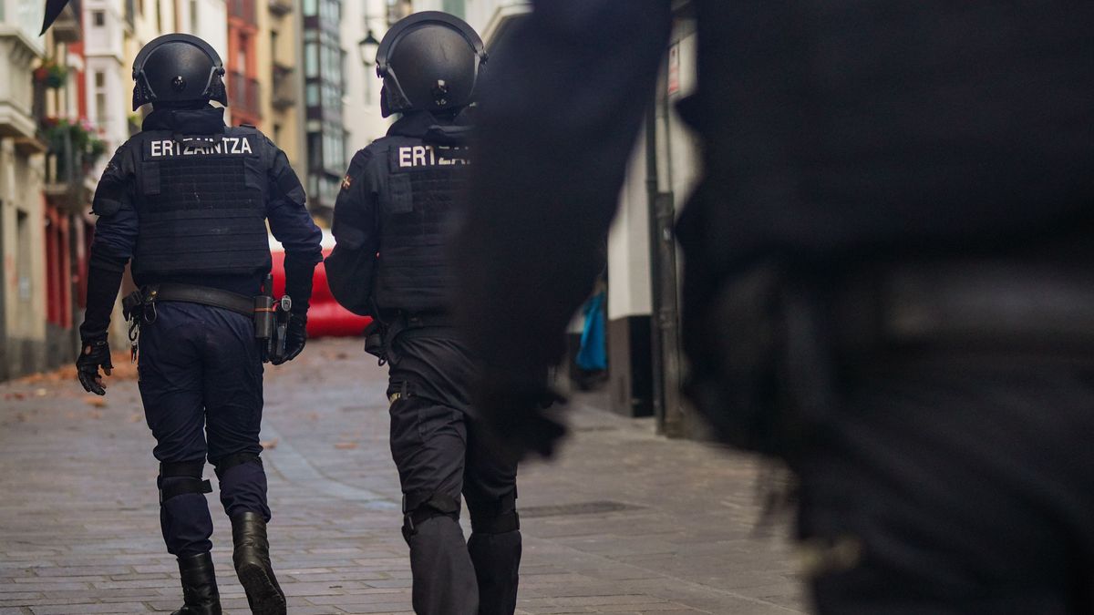 Agentes de la Ertzaintza durante una intervención en el Casco Viejo de Vitoria