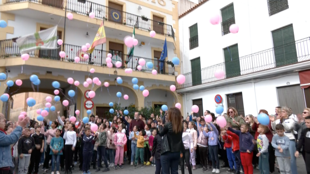 Vecinos de Abla, en Almería, despiden a las niñas asesinadas por su padre en un cortijo de Alboloduy