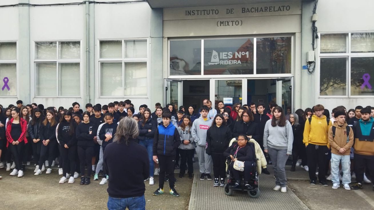 Concentración en el instituto de Ribeira donde estudiaron los dos