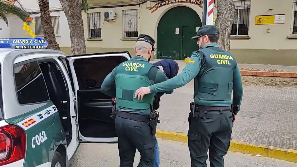 Los arrestados son un hombre de 51 años y cuatro mujeres de entre 31 y 61 años, por cometer 106 delitos de hurto y 26 delitos de estafa