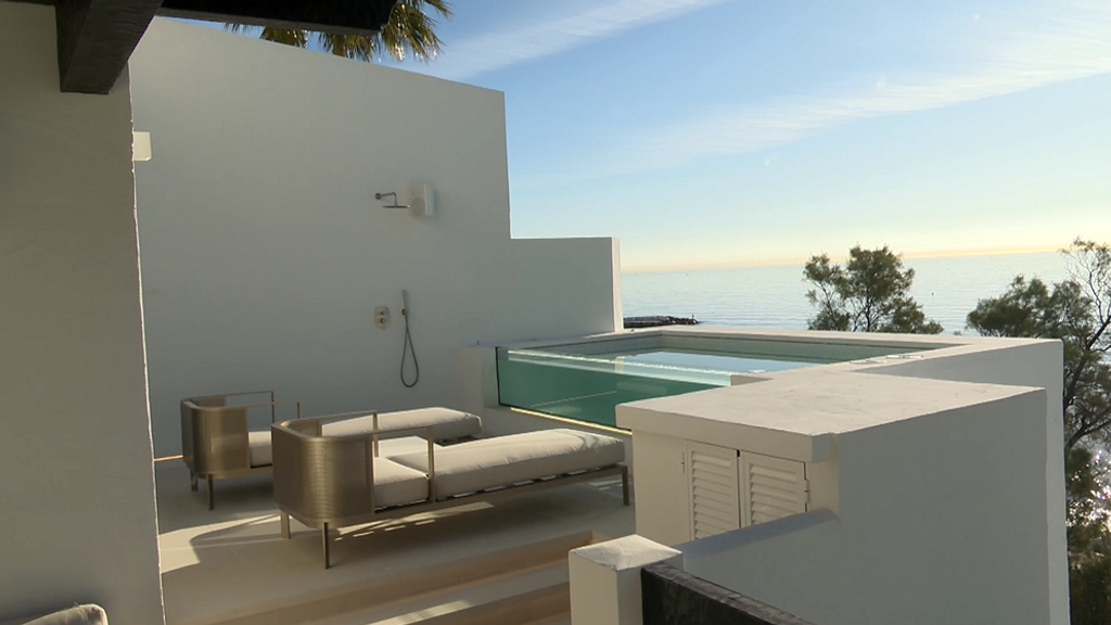 Dos plantas con vistas al Mediterráneo, piscinas desbordantes y ubicada a 20 metros de la playa: Así es una casa de lujo en la Milla de Oro de Marbella