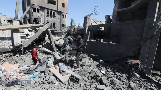 Israel bombardea un campo de refugiados en Gaza y mata a 27 personas
