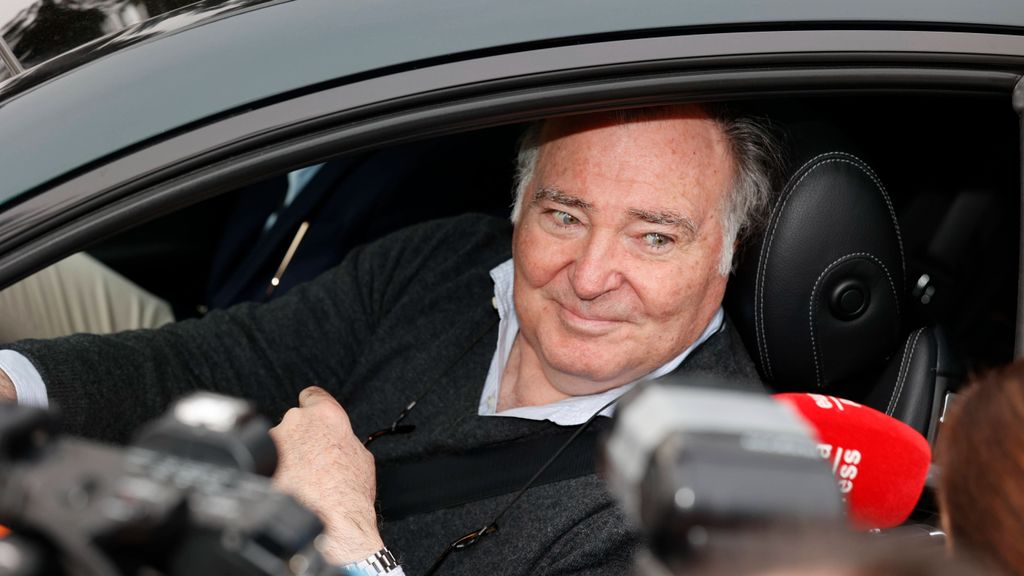 Juancho García Obregón, saliendo en coche de la celebración