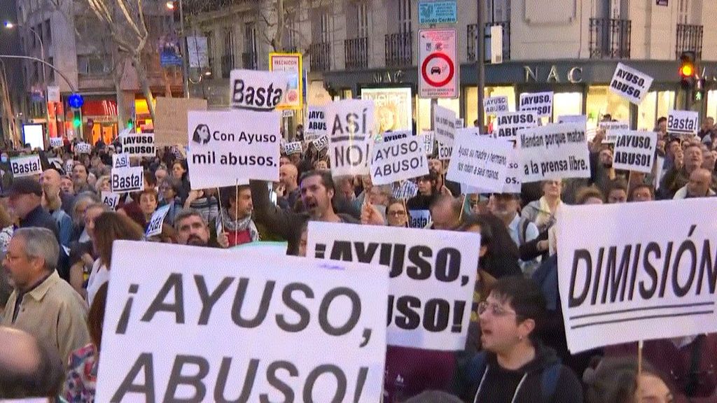 Gritos de "asesina" para Ayuso en una manifestación a las puertas de Génova
