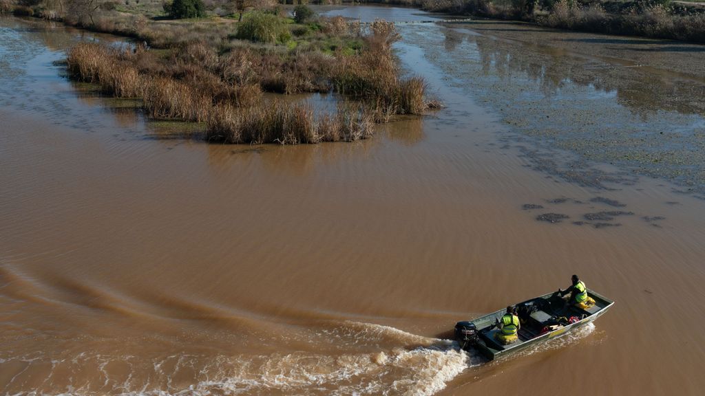Agentes de la Guardia Civil rastreando las aguas del río Guadiana a su paso por Badajoz