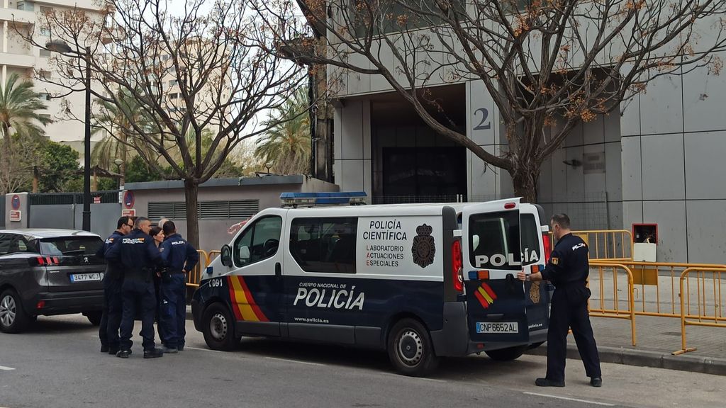 Agentes de la Policía Científica acompañan a los peritos