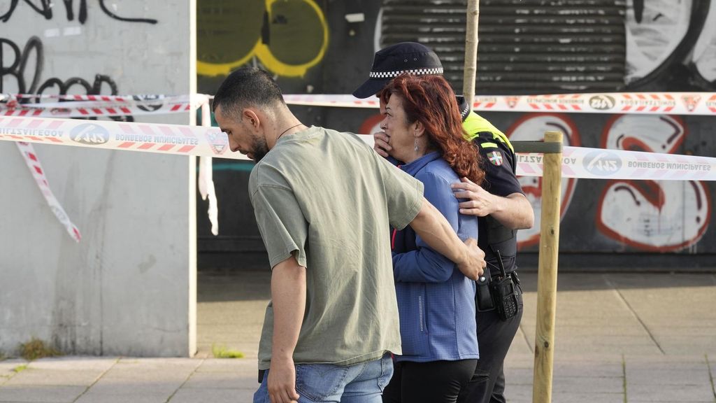 Agentes de policía acompañan a una familiar del bebé que se ha precipitado a la calle este jueves en Vitoria