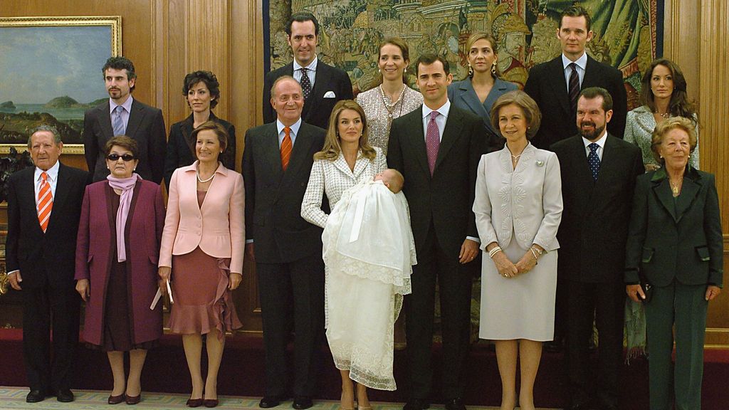 Antonio Vigo (izquierda), junto a Érika Ortiz y la familia real española, tras el nacimiento de la princesa Leonor