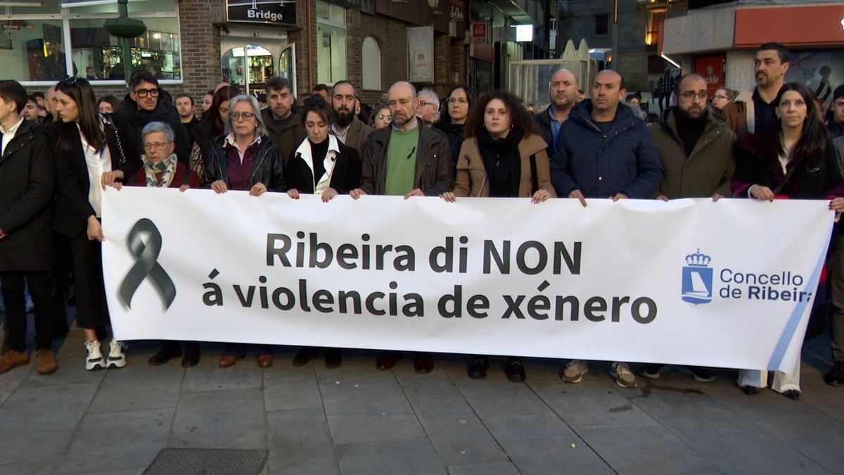 Concentración en Ribeira en repulsa por el crimen de su vecina asesinada