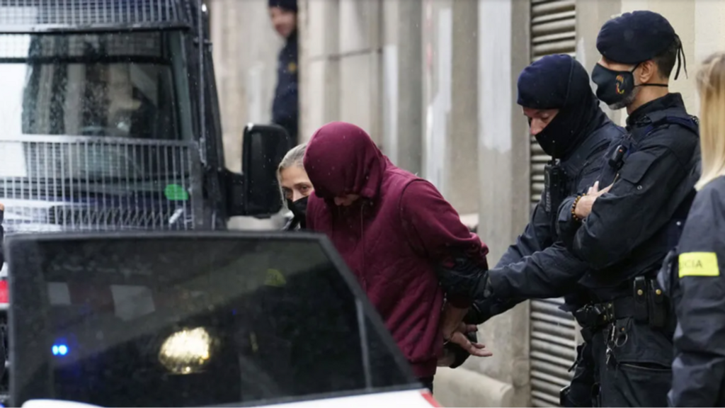 El acusado de violar a una joven en Igualada tapa su rostro con una capucha granate.