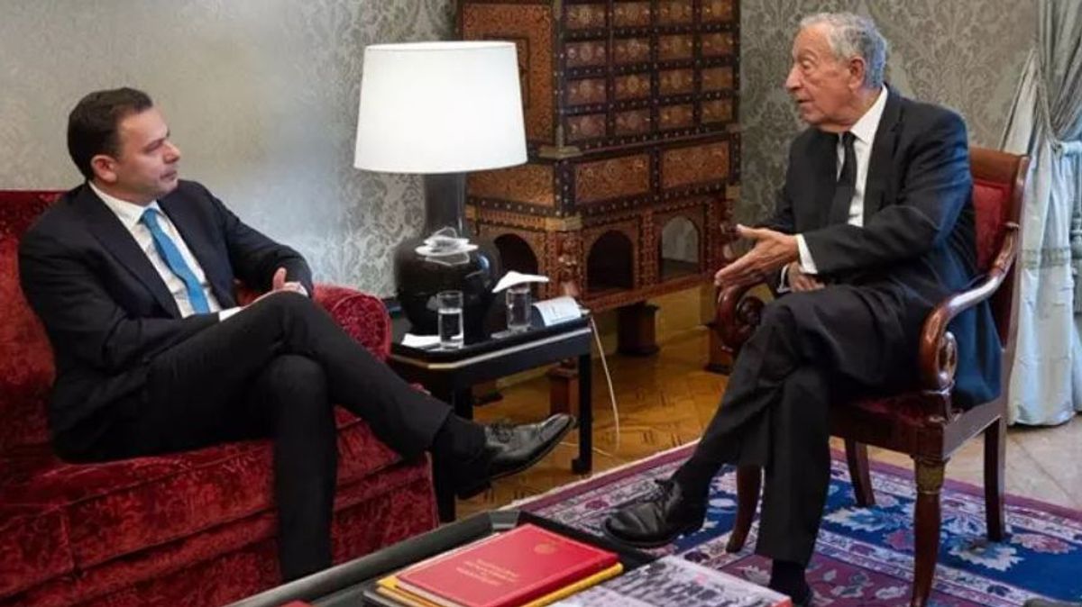 El nuevo primer ministro, Luis Montengro con el presidente de Portugal,  Marcelo, Rebelo de Sousa.
