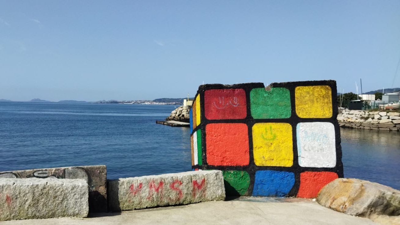 Esta escultura callejera se realizó sobre una de las piedras de la escollera