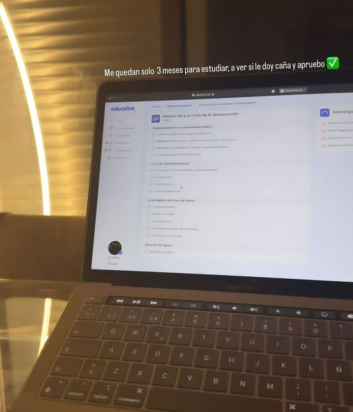La foto de Asraf Beno estudiando para sus exámenes