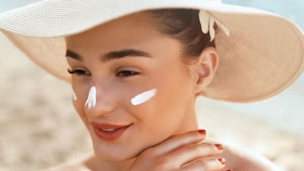 La mitad de las cremas de protección facial contra el sol analizadas por la OCU no cumplen con el nivel de protección que prometen