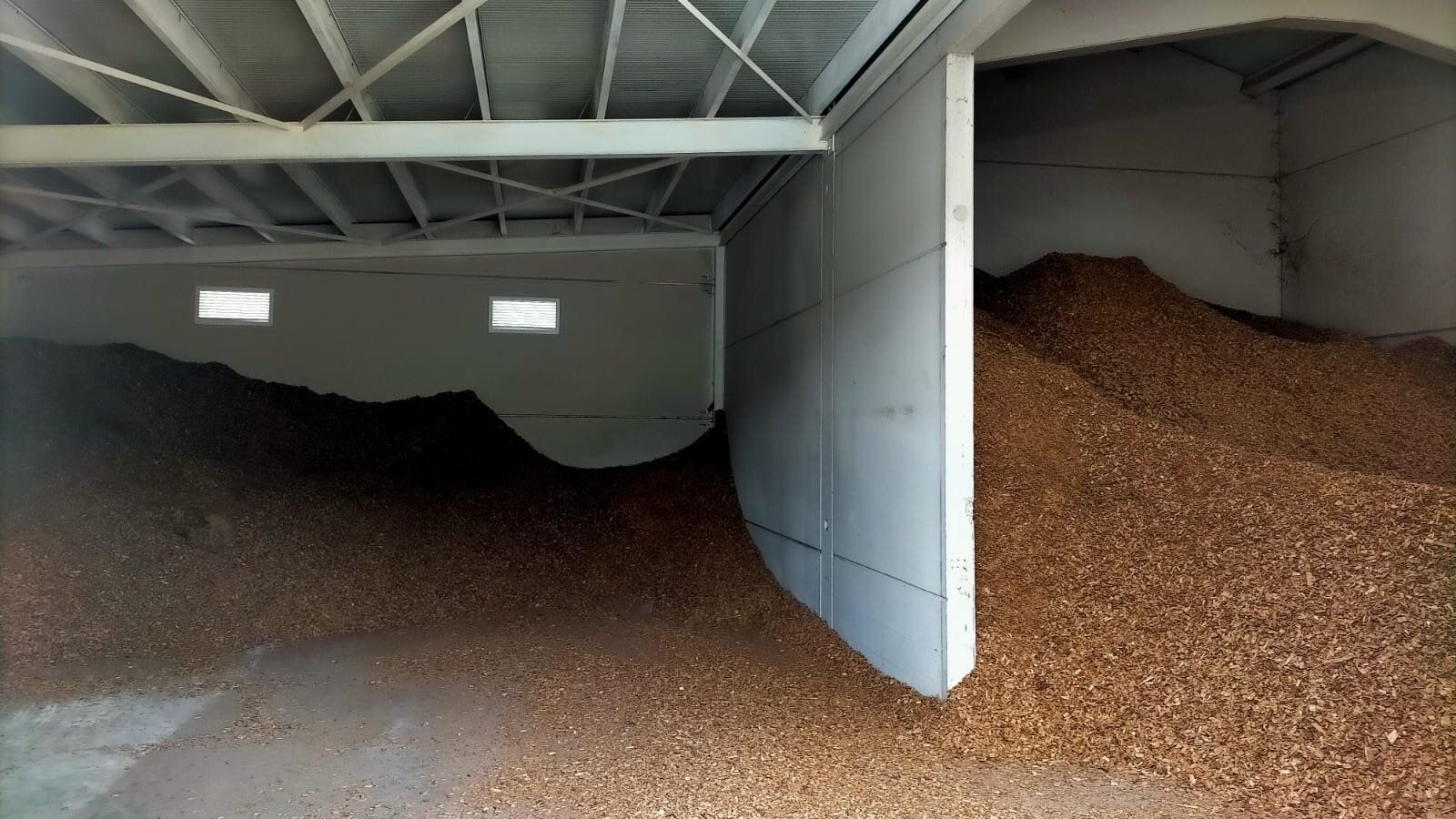 Las astillas se secan durante 15 días aproximadamente y se almacenan