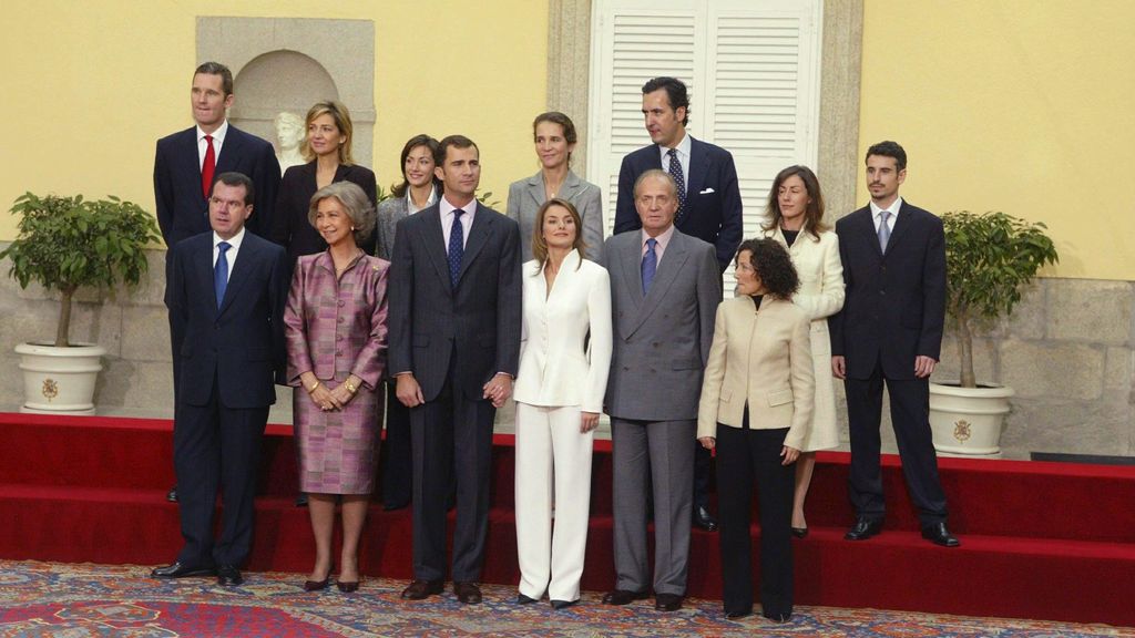Las familias de Felipe y Letizia, tras el anuncio de su compromiso, con Antonio Vigo a la derecha