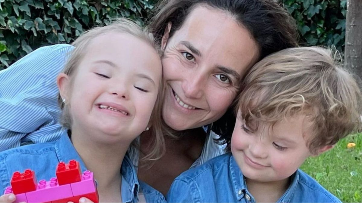 Mariana Ugarte, con sus dos hijos con Síndrome de Down