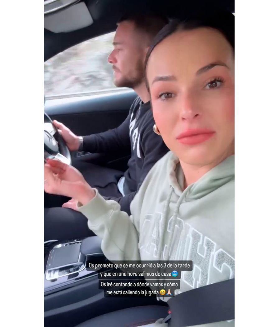 Marta Peñate, en pleno viaje en coche con Tony Spina hacia su ruta de viaje improvisada