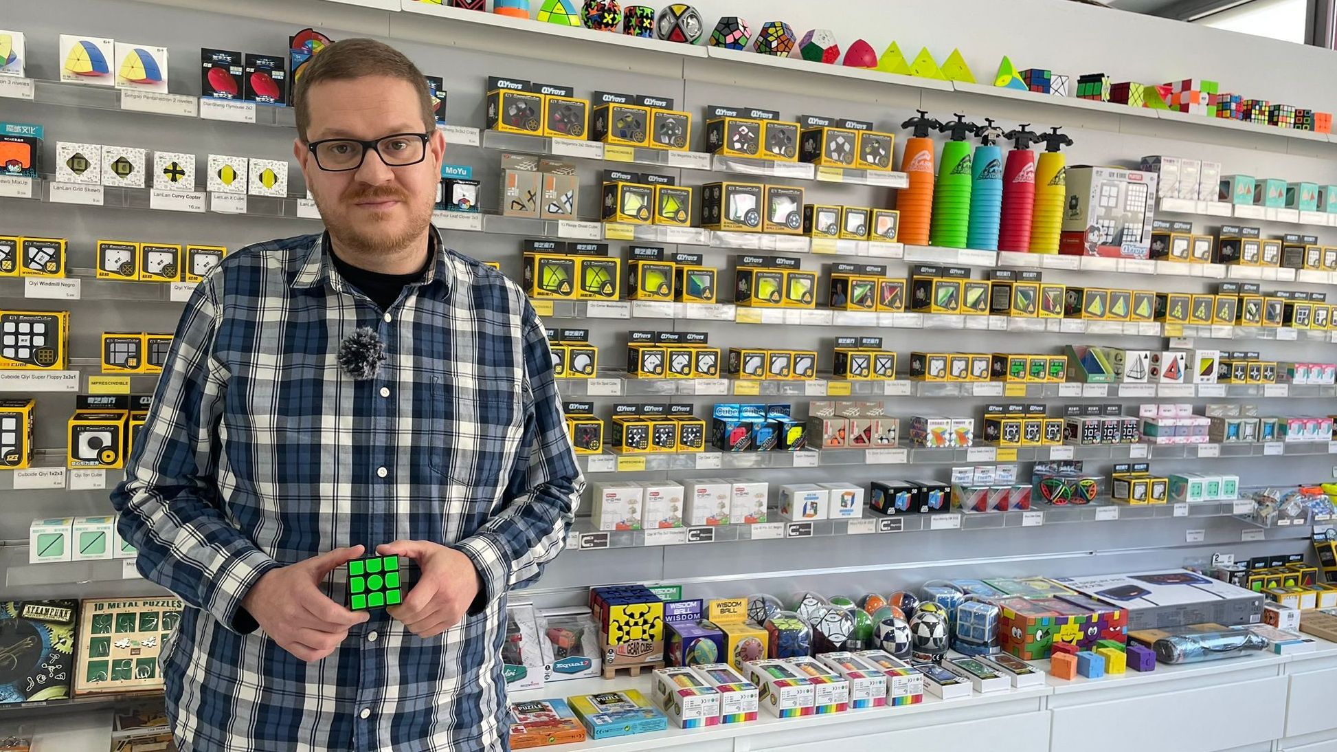 Saúl López, propietario de Juegos Besa y mayorista del cubo de Rubik en A Coruña