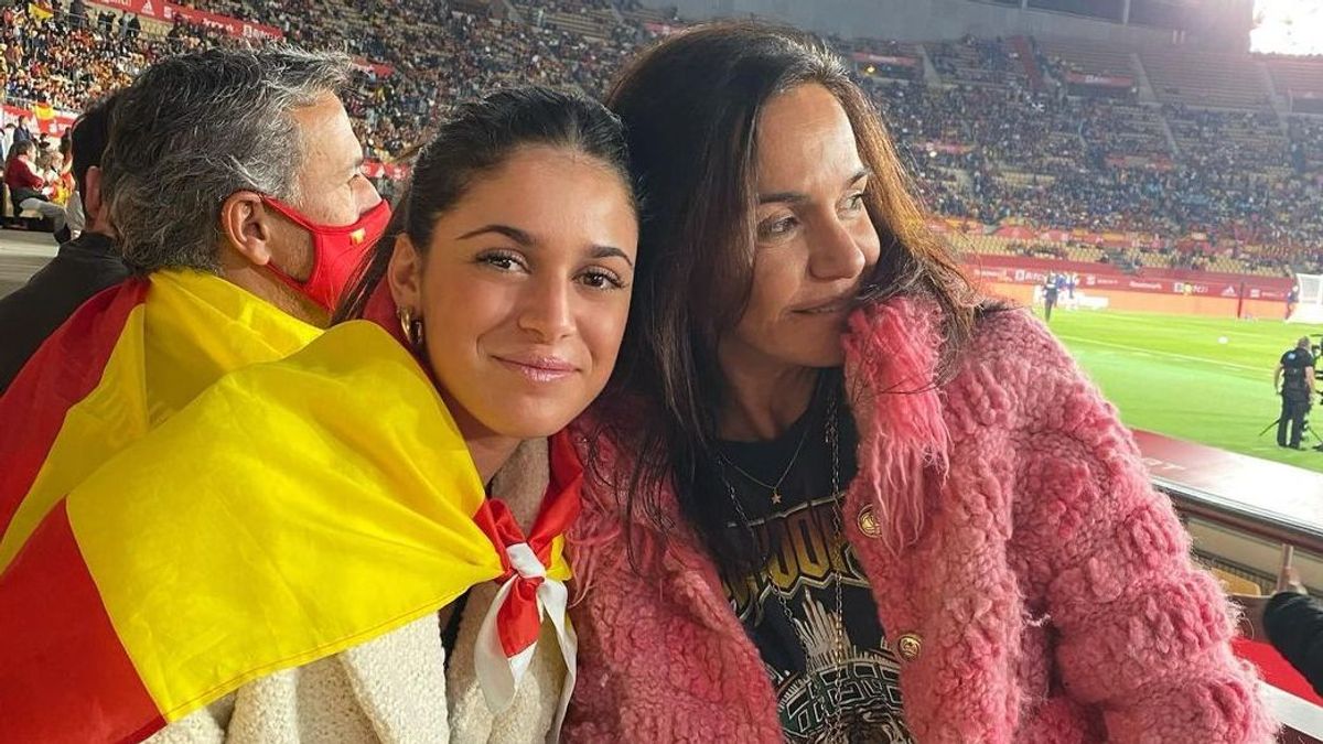 Sira Martínez junto a su madre en un partido de la Selección Española.