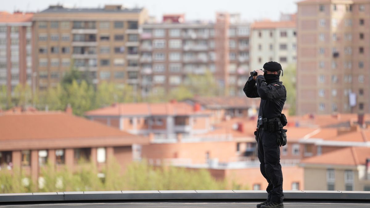 Un policía  vigila en Barakaldo (Bizkaia)