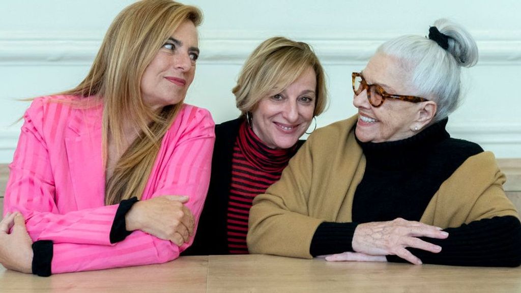 Ana Labordeta (en el medio), junto a Lola Baldrich y Lola Herrera en la obra 'Adictos'