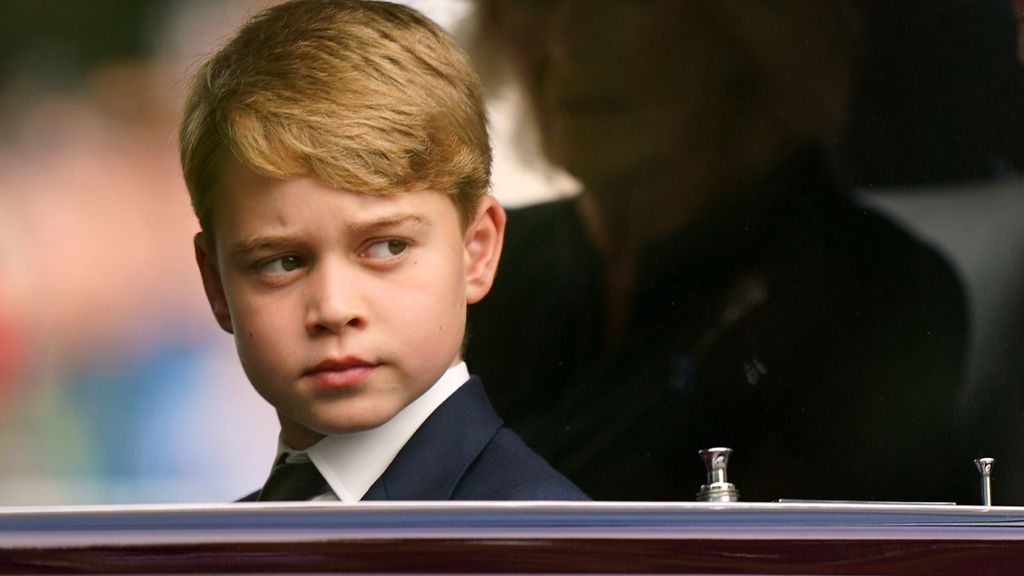 El príncipe George, en el funeral de su abuela