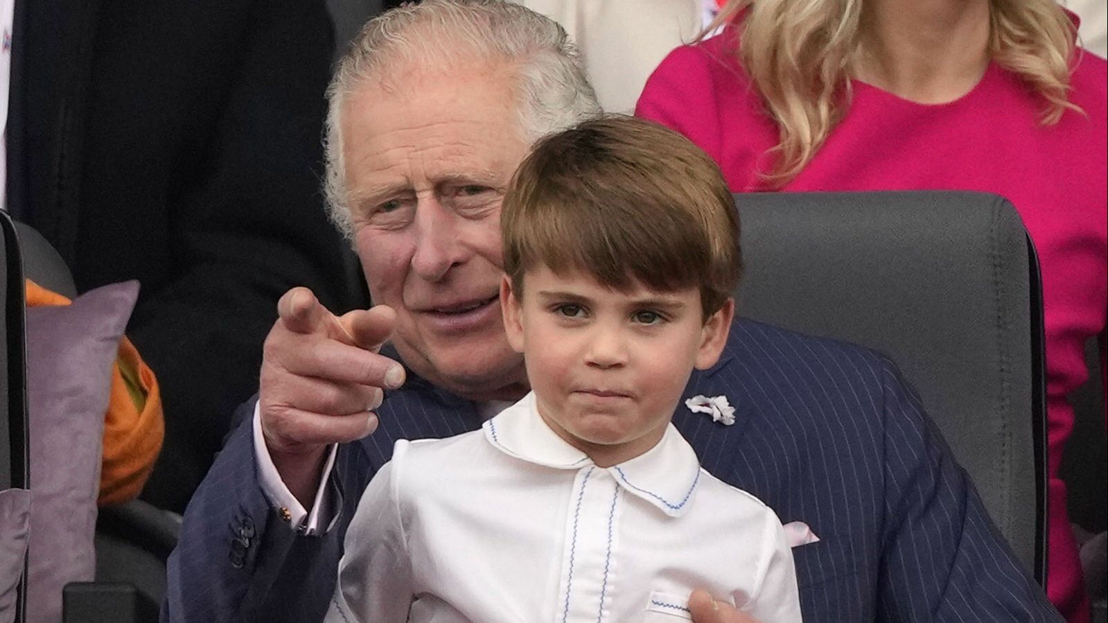 El príncipe Louis, junto a su abuelo paterno, el rey Carlos III