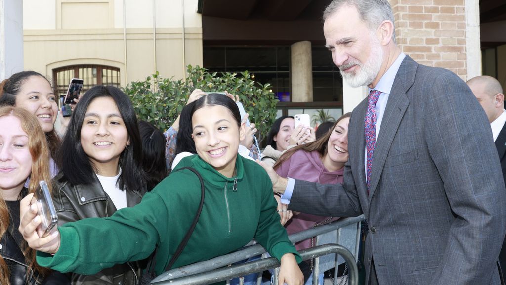 El rey, a la salida del acto de proclamación del Princesa de Girona Social