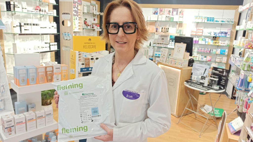 La farmacéutica Paula Briones nos muestra el último pack de bolsas de orina de dos litros que le queda