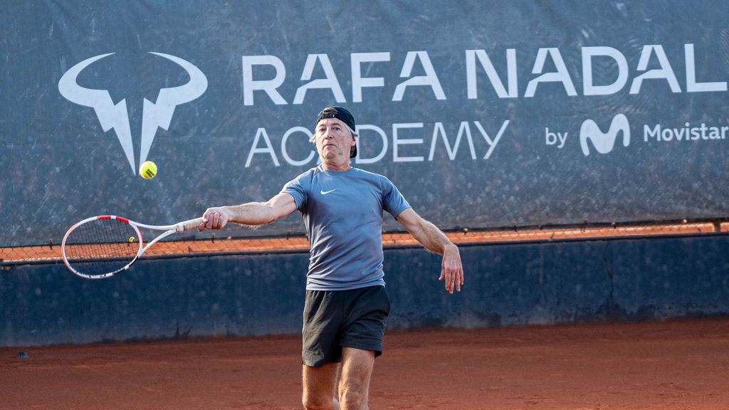 Un hombre entrena en la Rafa Nadal Academy