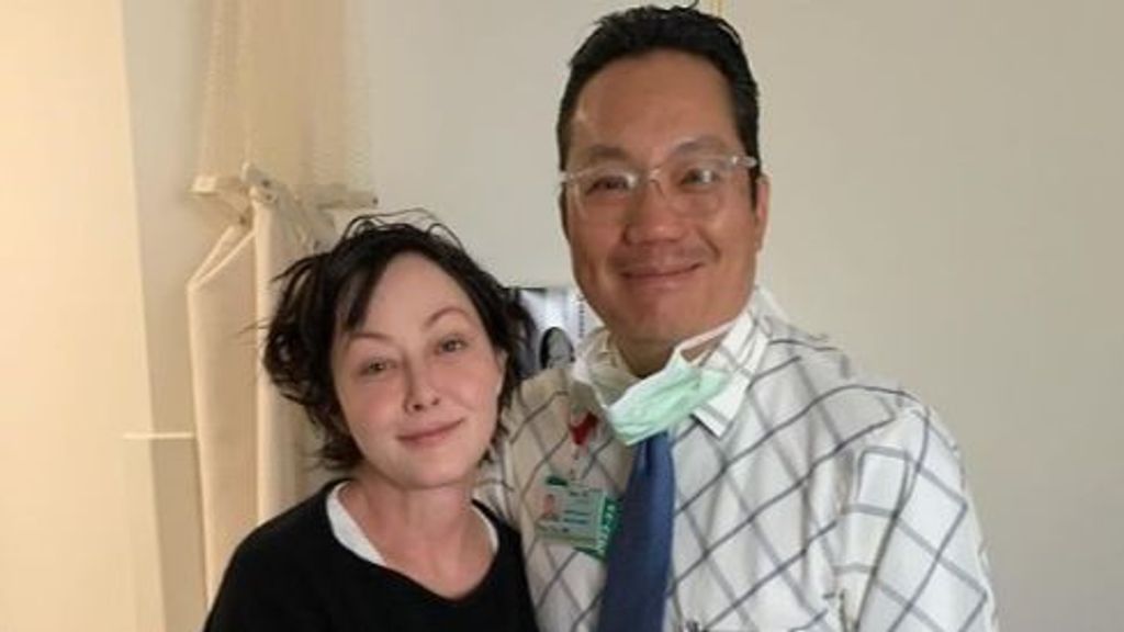 Shannen Doherty con el cirujano que le ha extirpado un tumor cerebral.