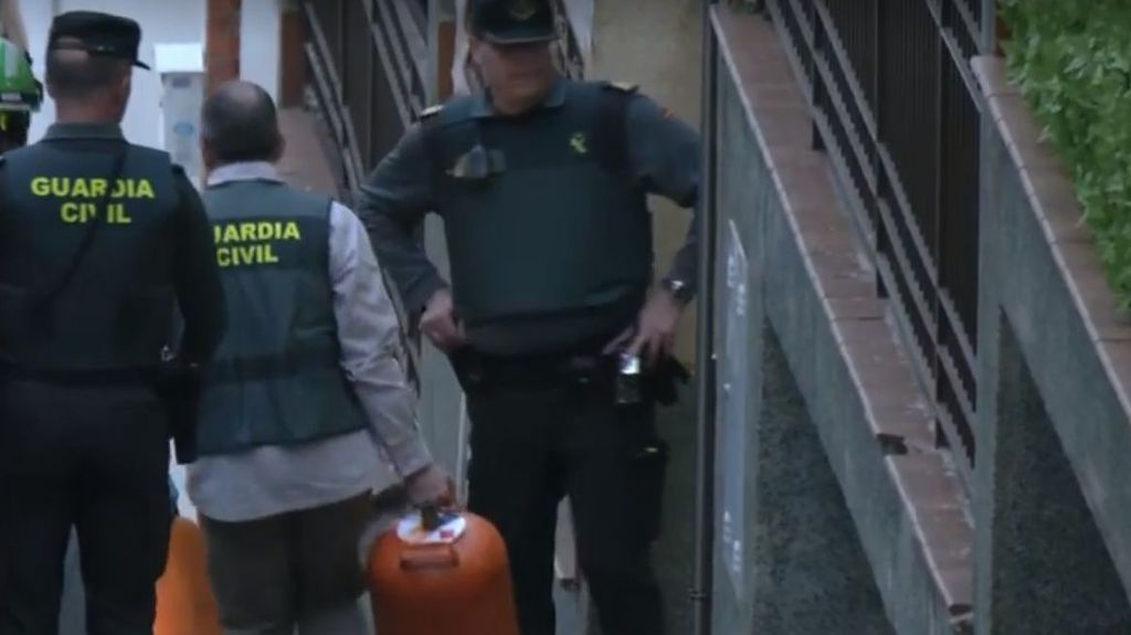 Agentes de la Guardia Civil con las bombonas del atrincherado en Las Gabias