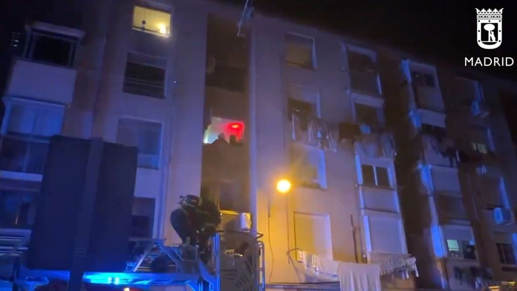 Bomberos actuando en el incendio de una vivienda en San Blas, Madrid