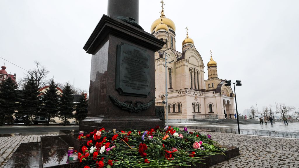 Improvisan altares en diferentes ciudades rusas por las víctimas del atentado