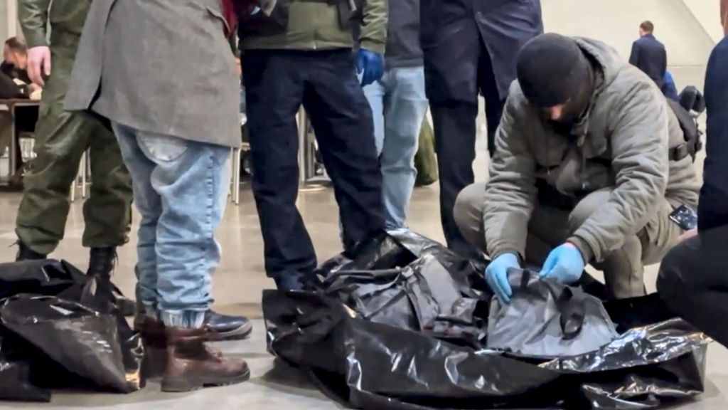 Los investigadores hallan armas tras el atentado yihadista en Moscú en el que han muerto asesinadas al menos 115 personas