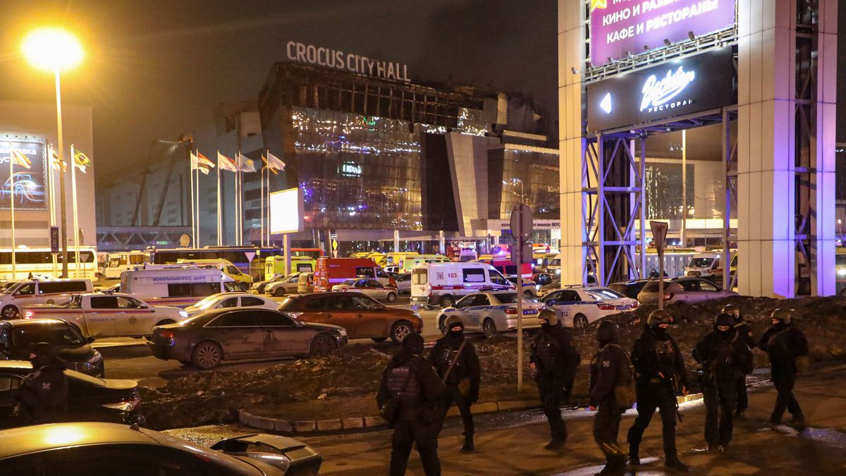 Varios agentes de la Policía rusa en el exterior de la sala de conciertos moscovita Crocus City Hall tras el atentado