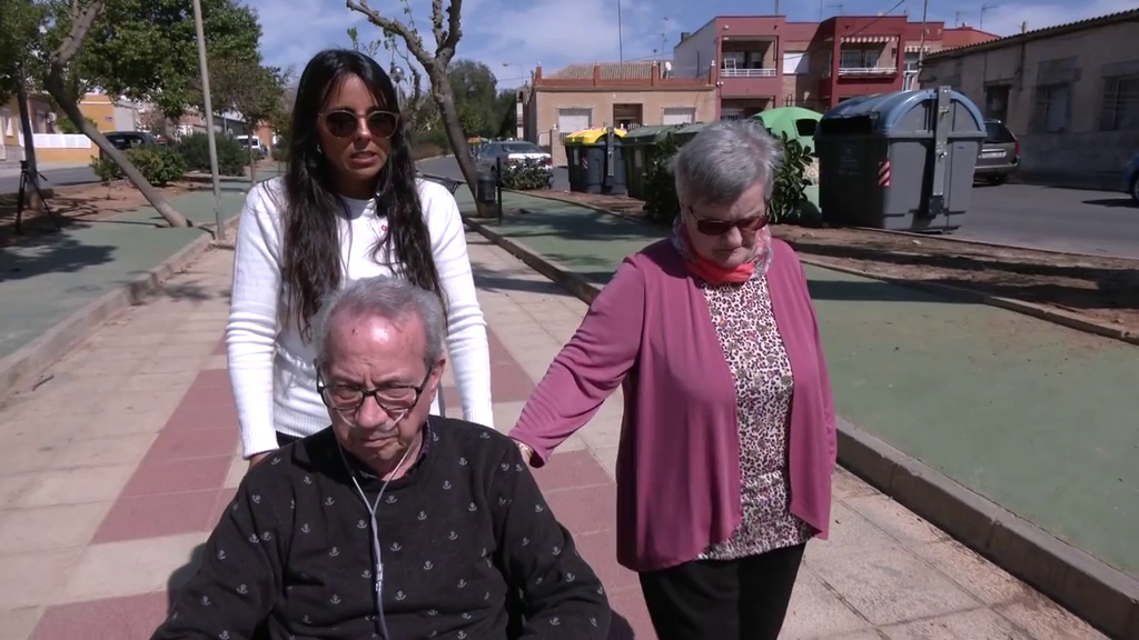 Antonio y Poli, un matrimonio que sale dos veces a la calle gracias a Amelia, una joven voluntaria