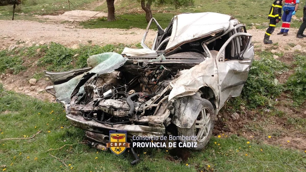 Coche accidentado en Cádiz, gravemente dañado