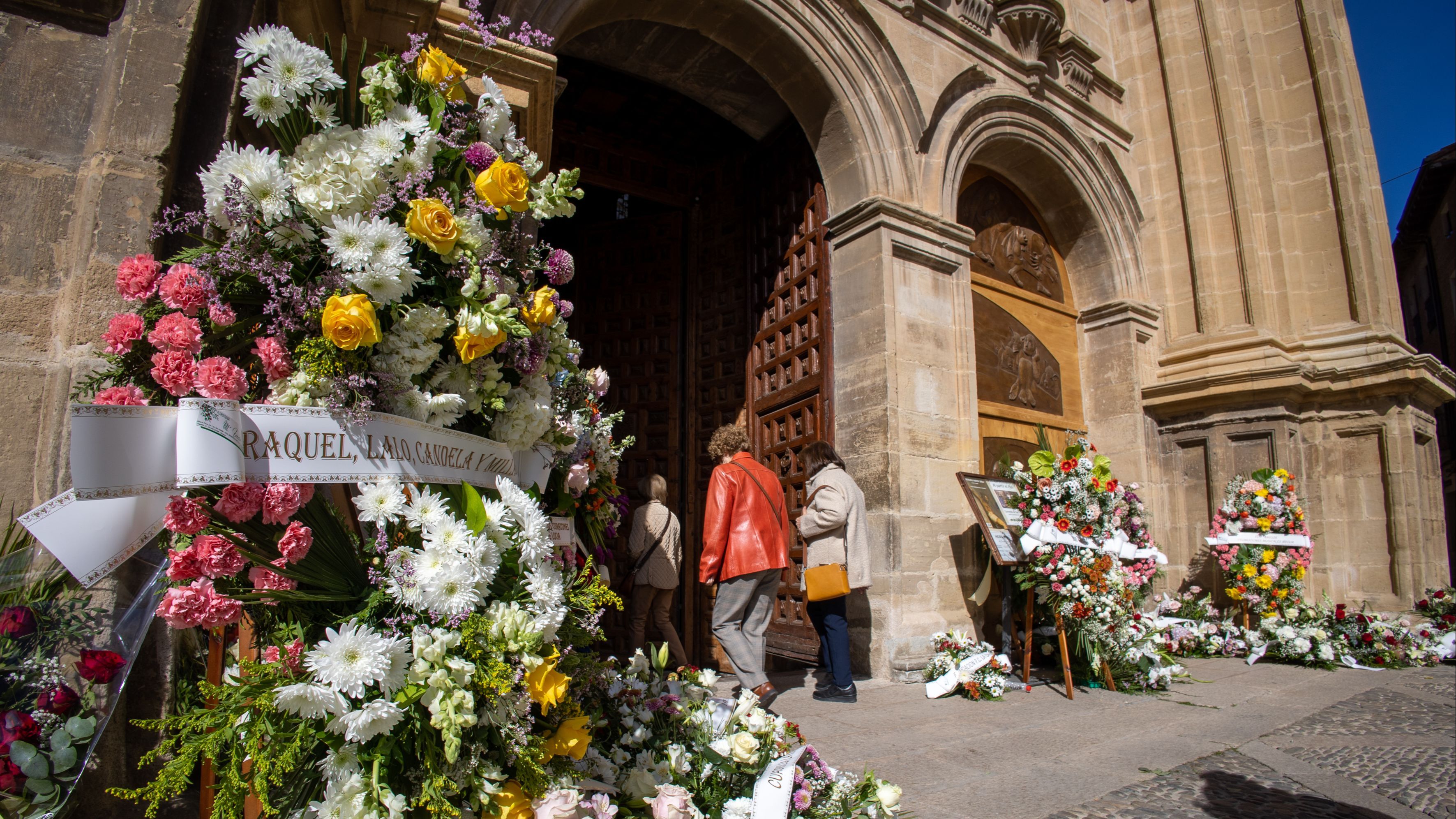 Coronas de flores en la catedral de Santo Domingo de la Calzada, donde se ha oficiado el funeral de Javier Márquez