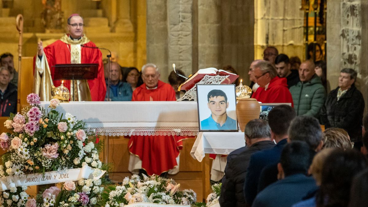 ecinos, familiares y amigos del joven Javier Márquez, cuyo cadáver fue localizado el pasado miércoles, 20 de marzo, en el tramo del río Ebro en Logroño
