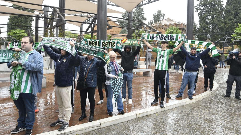 Aficionados del Real Betis esperando a Manuel Ruiz de Lopera (Foto: Kiko Hurtado)