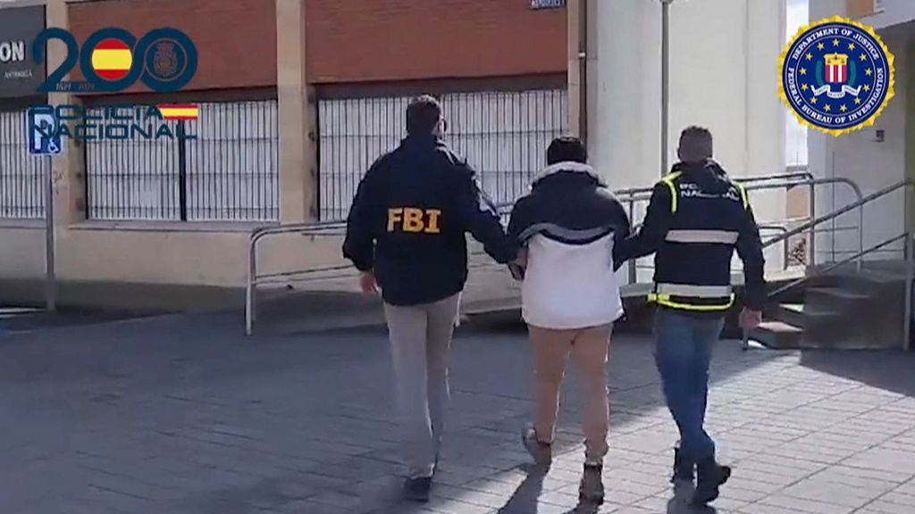 Agentes del FBI y la Policía Nacional conducen detenido en Astorga, León, a un fugitivo buscado por agredir sexualmente a una menor en EE.UU