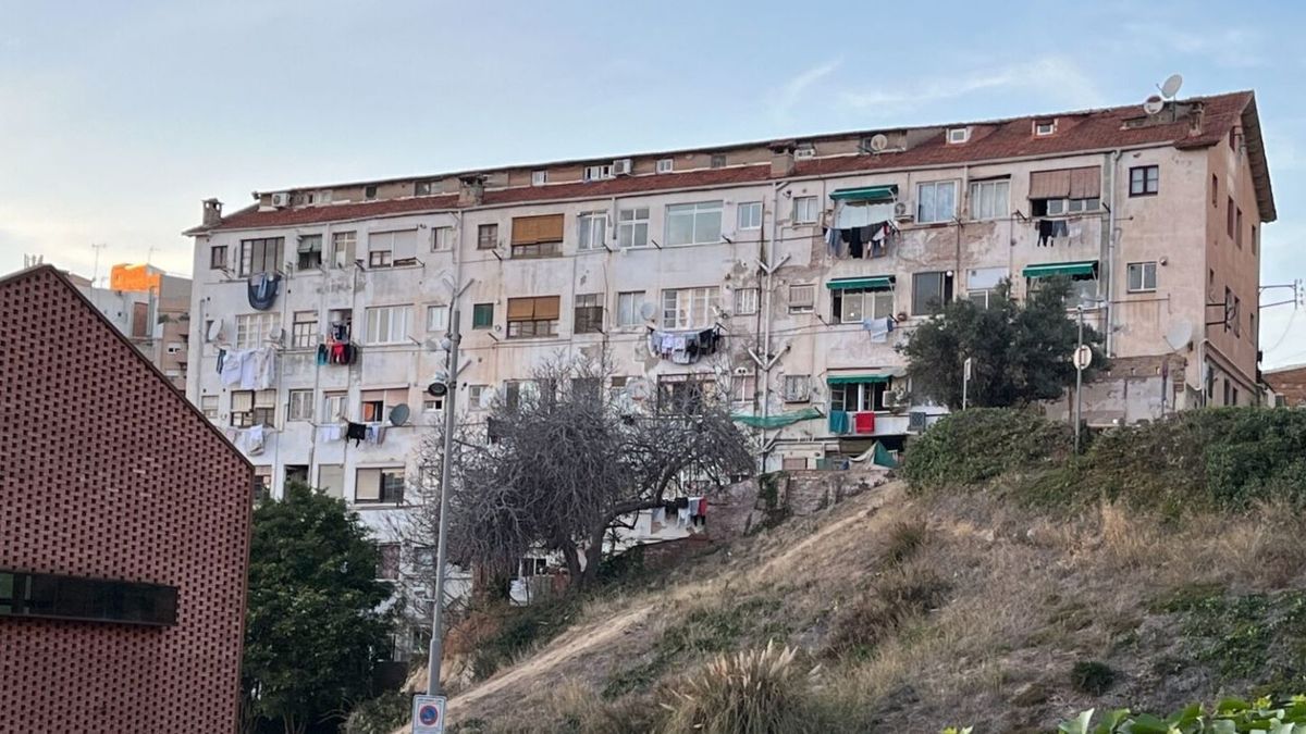 Desalojan a 38 familias de un popular edificio en "estado de ruina" en Esplugues, Barcelona