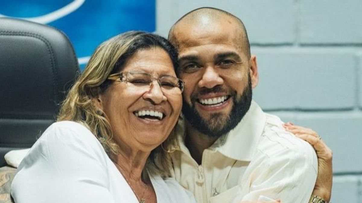 La madre de Dani Alves, tras la salida de prisión del futbolista brasileño: "Dios siempre manda. Te amo, hijo mío"